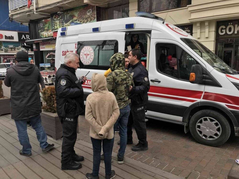 Karton toplayıcı kadını dövdürtüp o anları videoya aldı