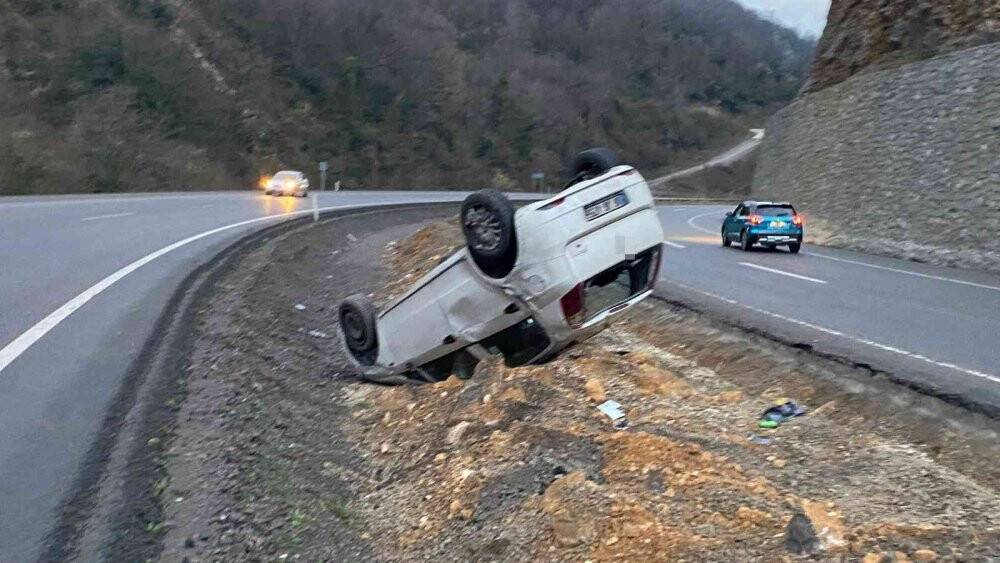 Kaygan yolda takla attı, burunları bile kanamadan çıktılar