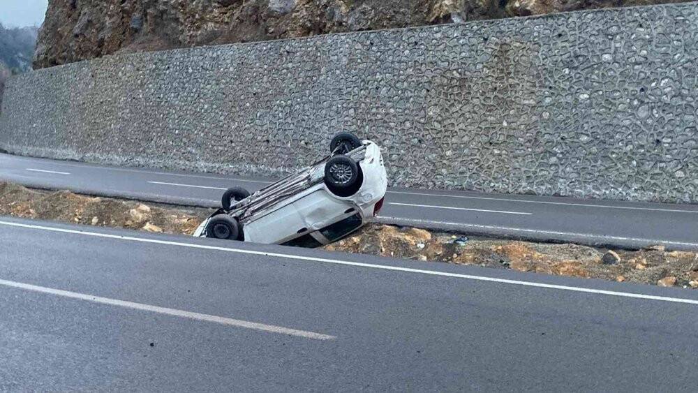 Kaygan yolda takla attı, burunları bile kanamadan çıktılar