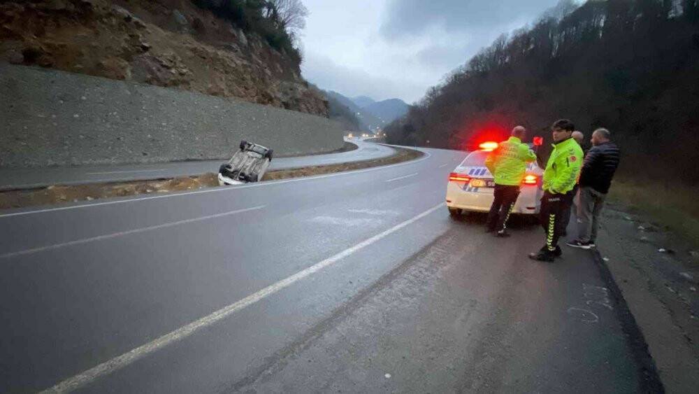 Kaygan yolda takla attı, burunları bile kanamadan çıktılar