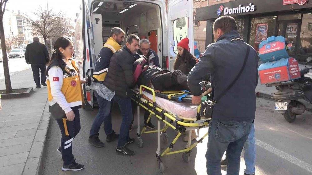 Kurye yan yatan motosikletten yola savrularak  yaralandı