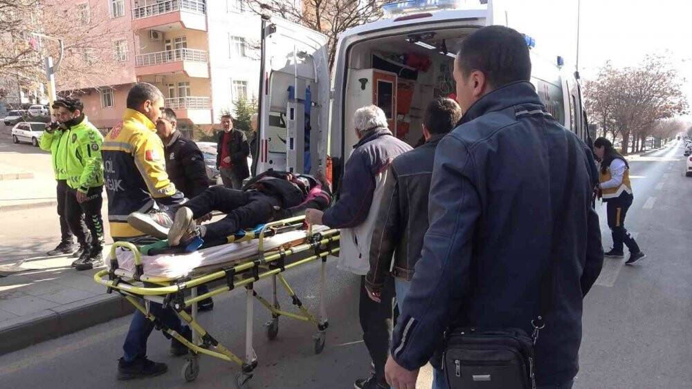 Kurye yan yatan motosikletten yola savrularak  yaralandı