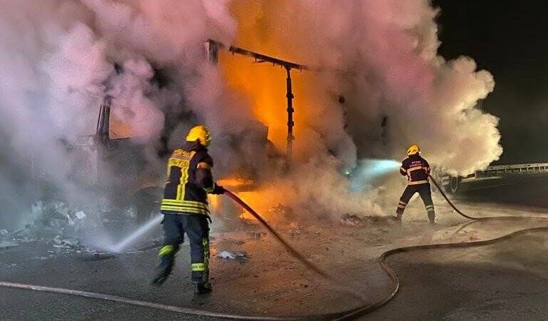 Seyir halinde alev aldı,  kullanılamaz hale geldi