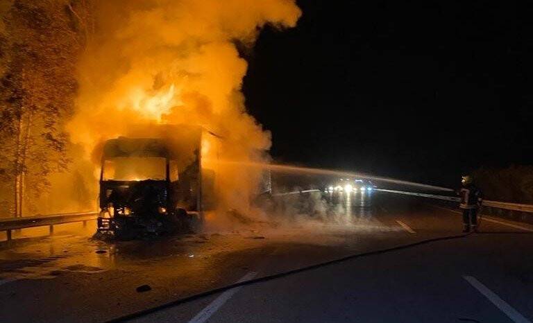 Seyir halinde alev aldı,  kullanılamaz hale geldi