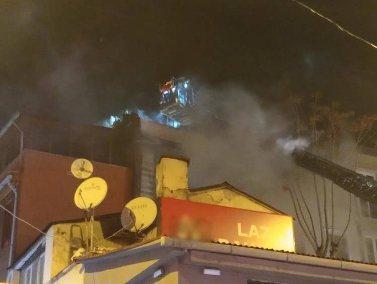 4 katlı ahşap bina alevlere teslim oldu, bir kedi öldü