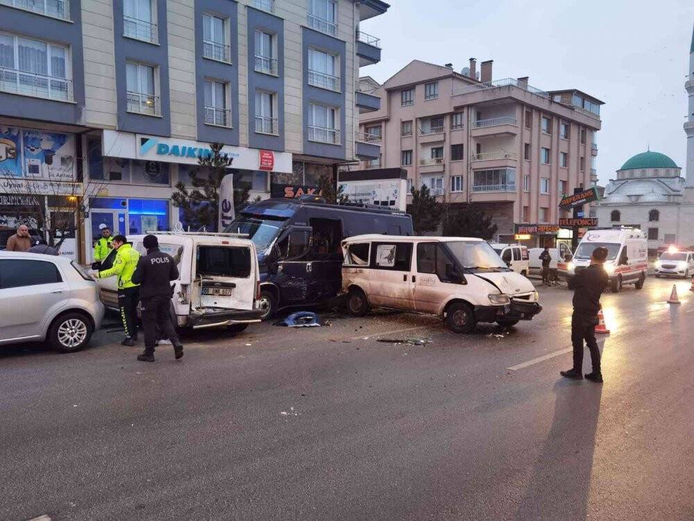 Kontrolden çıkan minibüs park halindeki 4 araca çarptı