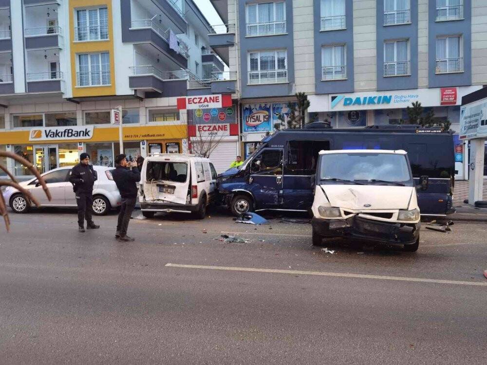 Kontrolden çıkan minibüs park halindeki 4 araca çarptı