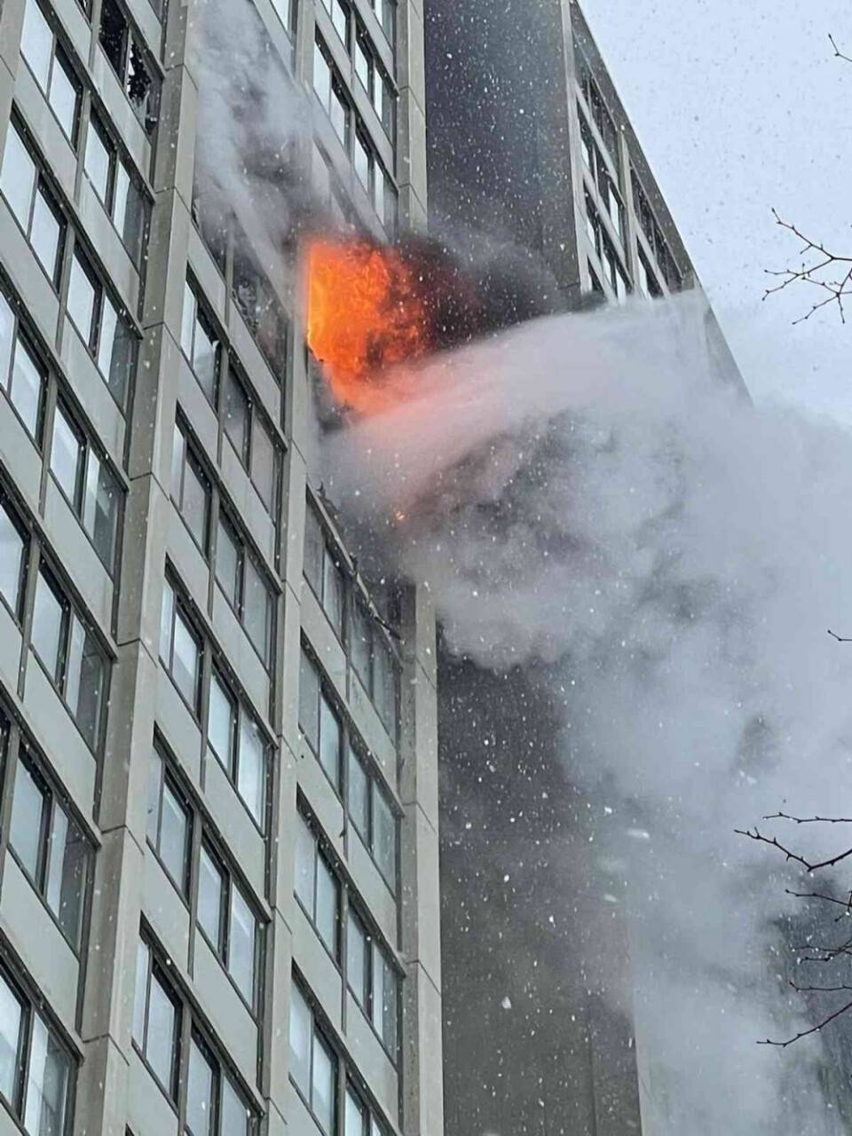 ABD’de 25 katlı binada yangın: 1 ölü, 8 yaralı