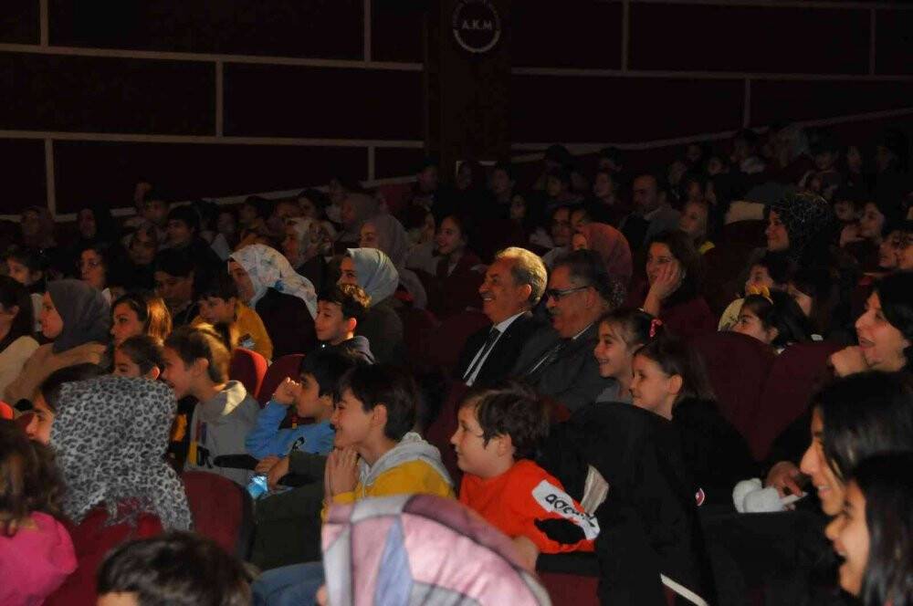Akşehirli çocuklar tiyatroyla buluştu