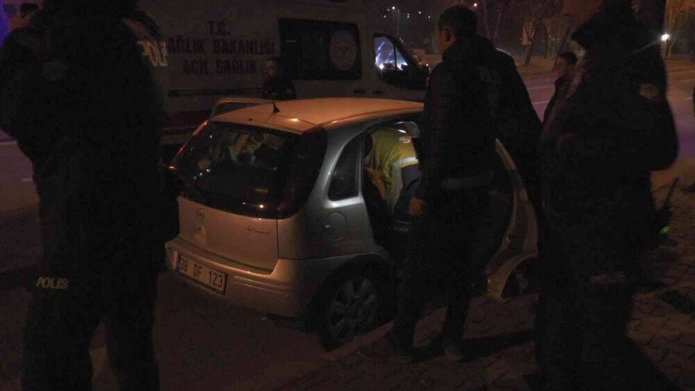 Aracında ölen kadını ihbardan dönen polisler buldu