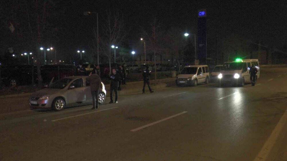 Aracında ölen kadını ihbardan dönen polisler buldu