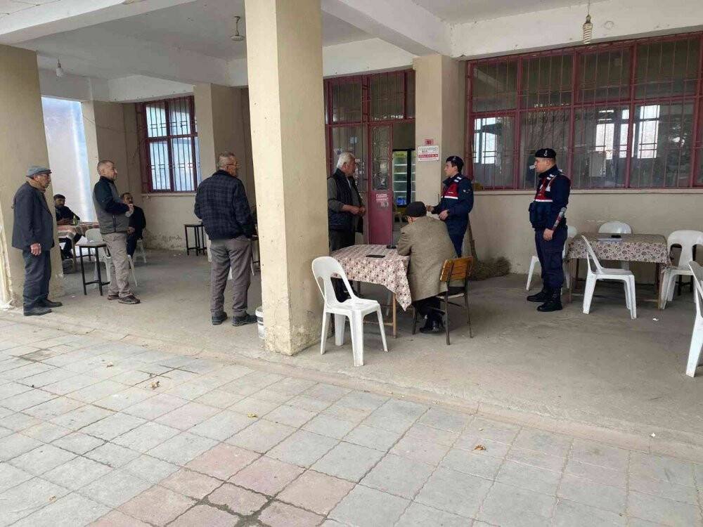 Jandarma ekipleri vatandaşları dolandırıcılık ve hırsızlık olaylarına karşı bilgilendirdi