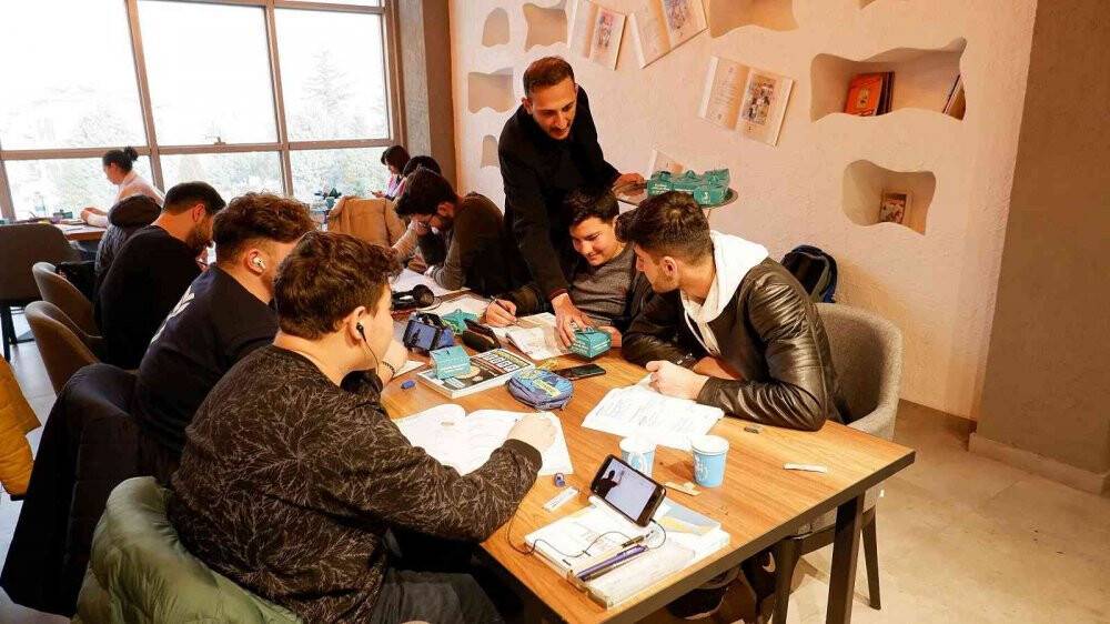 Akşehir Belediyesi’nden kandil simidi ikramı