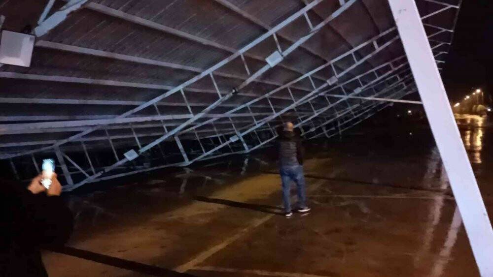Şiddetli fırtına nedeniyle pazarın çatısı çöktü