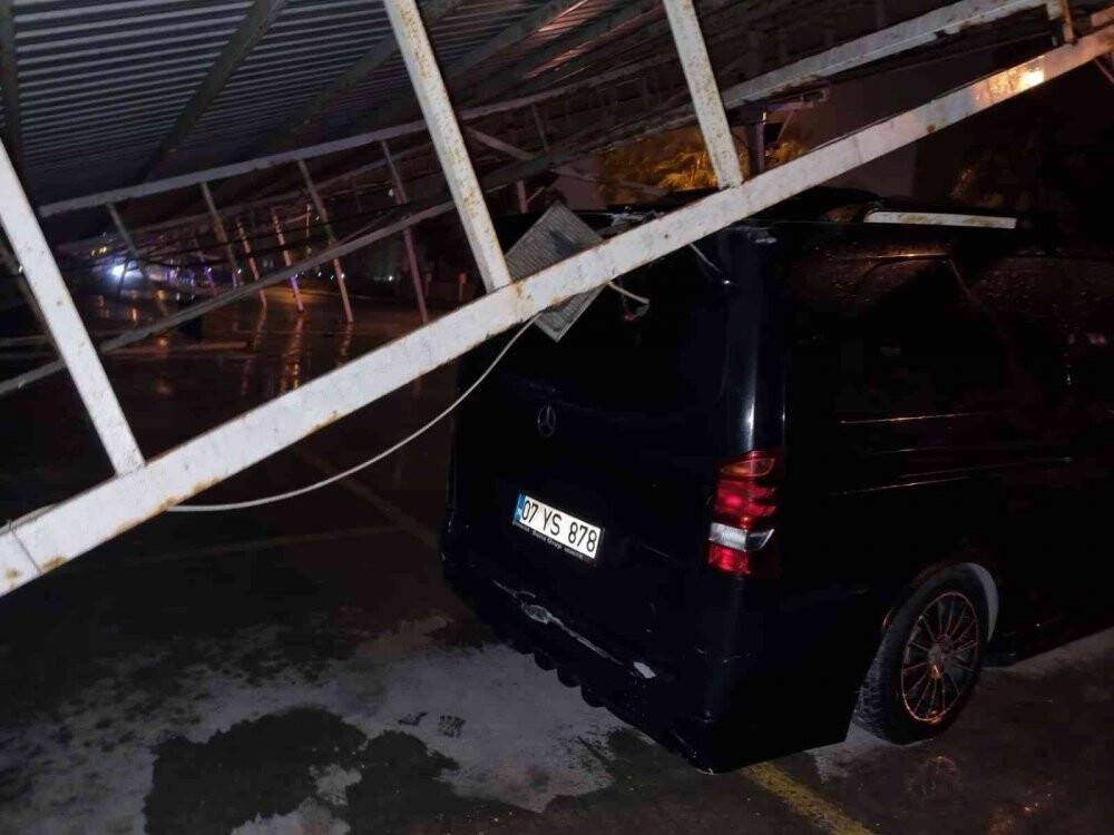 Şiddetli fırtına nedeniyle pazarın çatısı çöktü