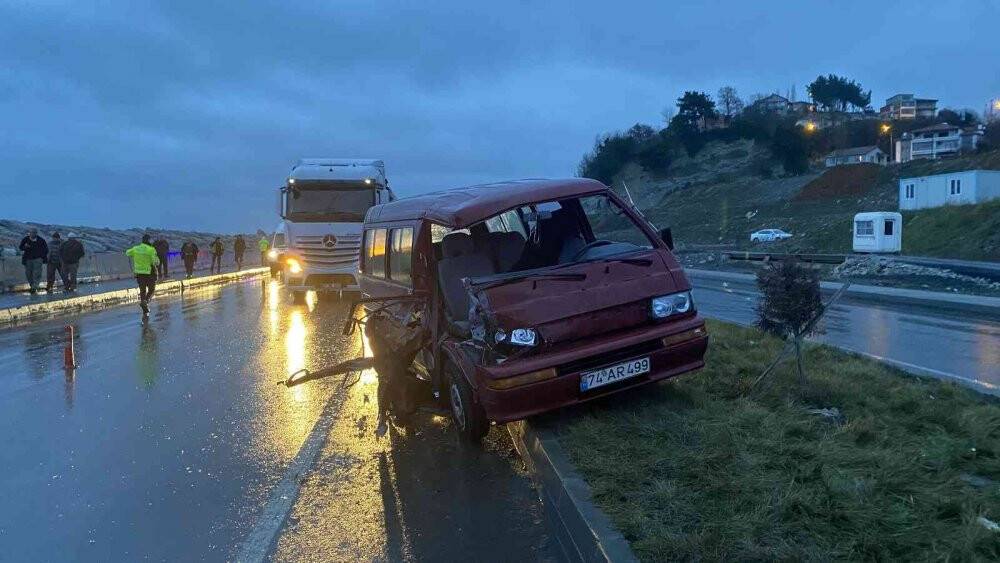 10 kişinin içinde bulunduğu minibüs iş makinesine arkadan çarptı