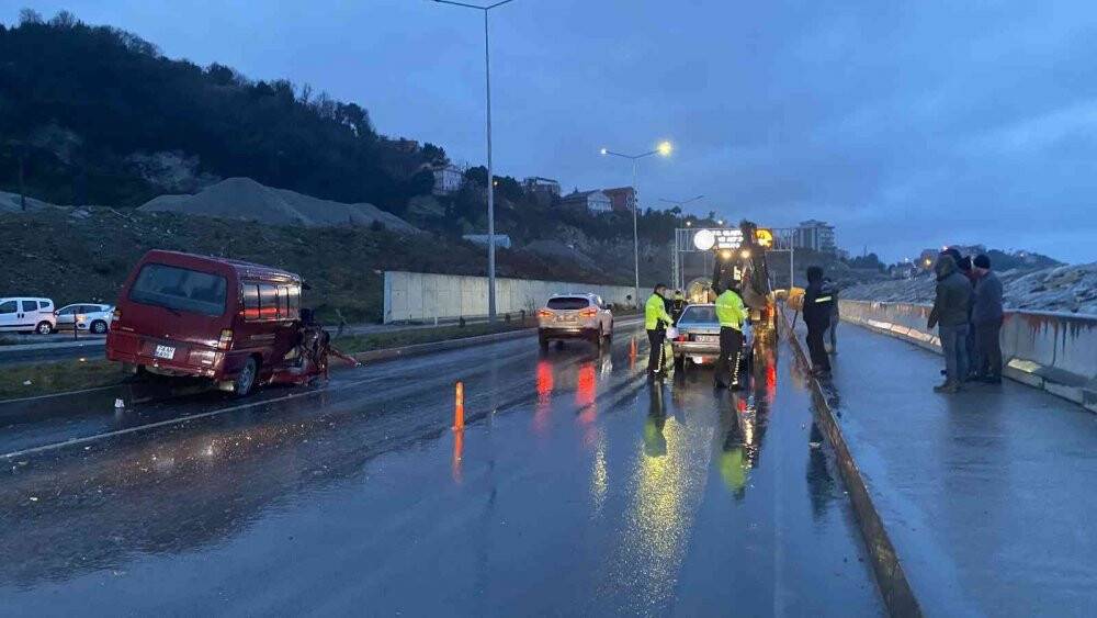 10 kişinin içinde bulunduğu minibüs iş makinesine arkadan çarptı