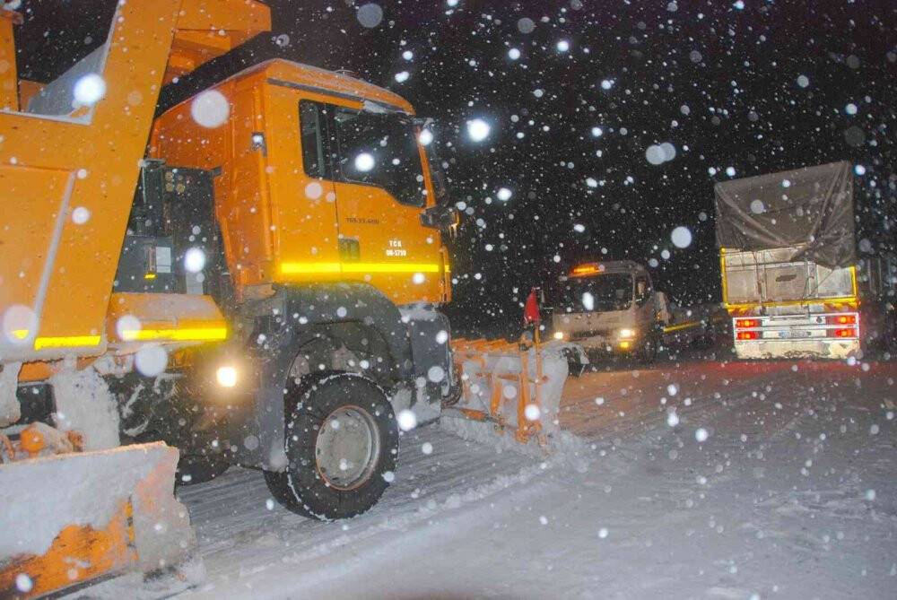 Antalya-Konya Kara Yolu'nda kar! Kalınlığı 20 santime ulaştı