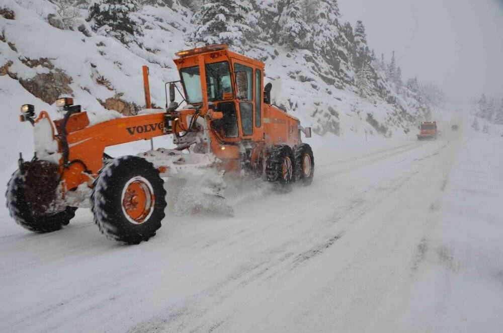 Antalya-Konya Kara Yolu'nda kar! Kalınlığı 20 santime ulaştı