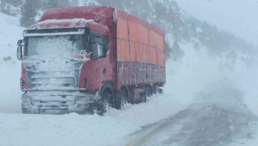 Antalya-Konya Kara Yolu'nda kar! Kalınlığı 20 santime ulaştı