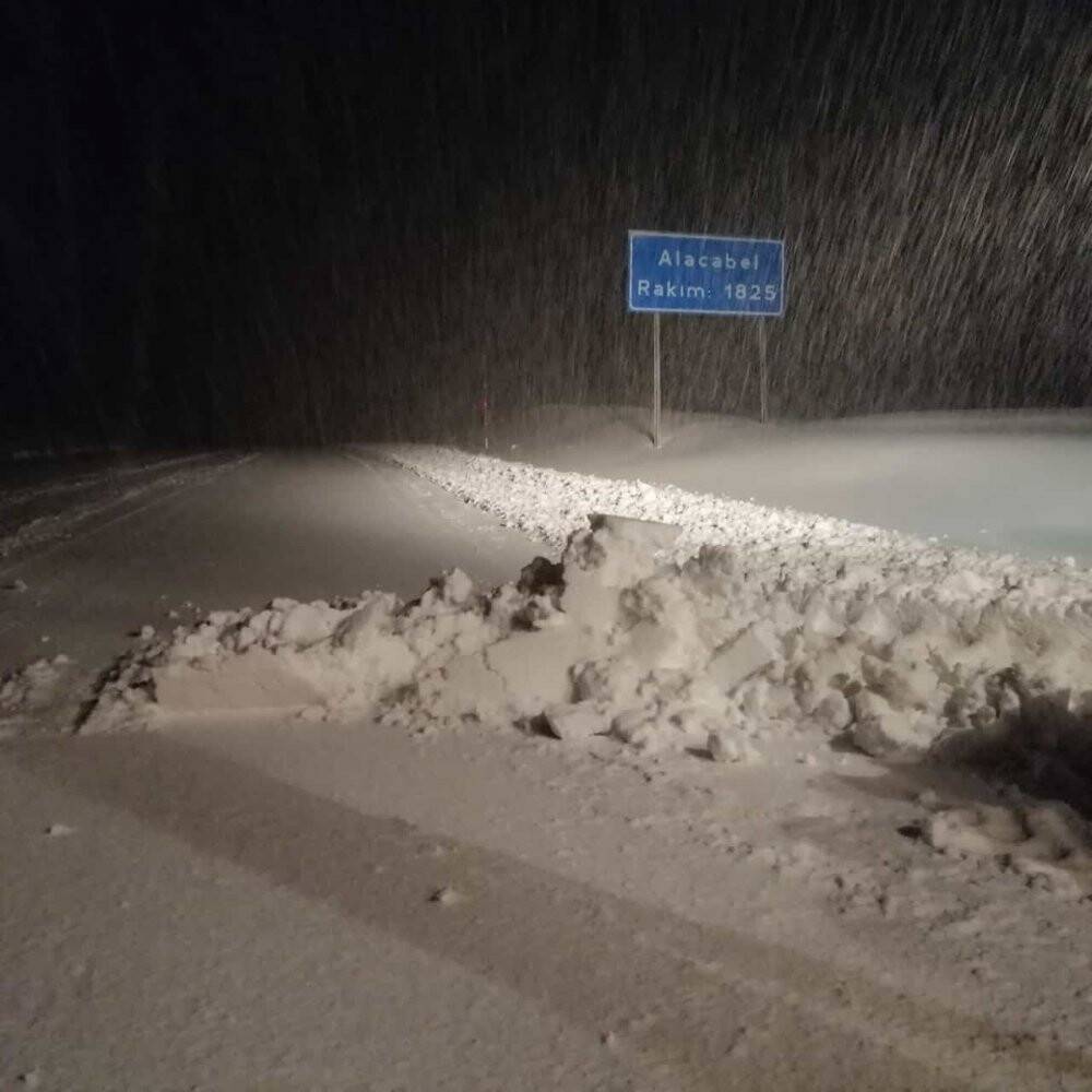 Antalya-Konya Kara Yolu'nda kar! Kalınlığı 20 santime ulaştı