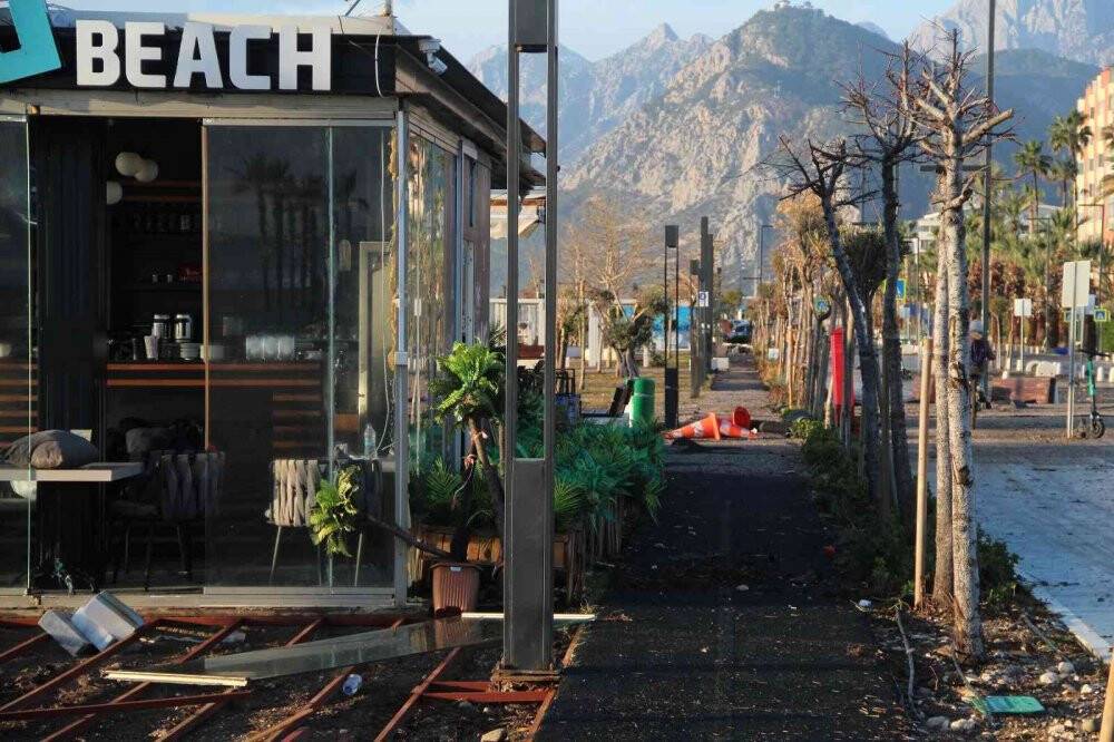 Fırtınanın etkisi gün ağarınca görüldü, dünyaca ünlü sahil savaş alanı gibi!