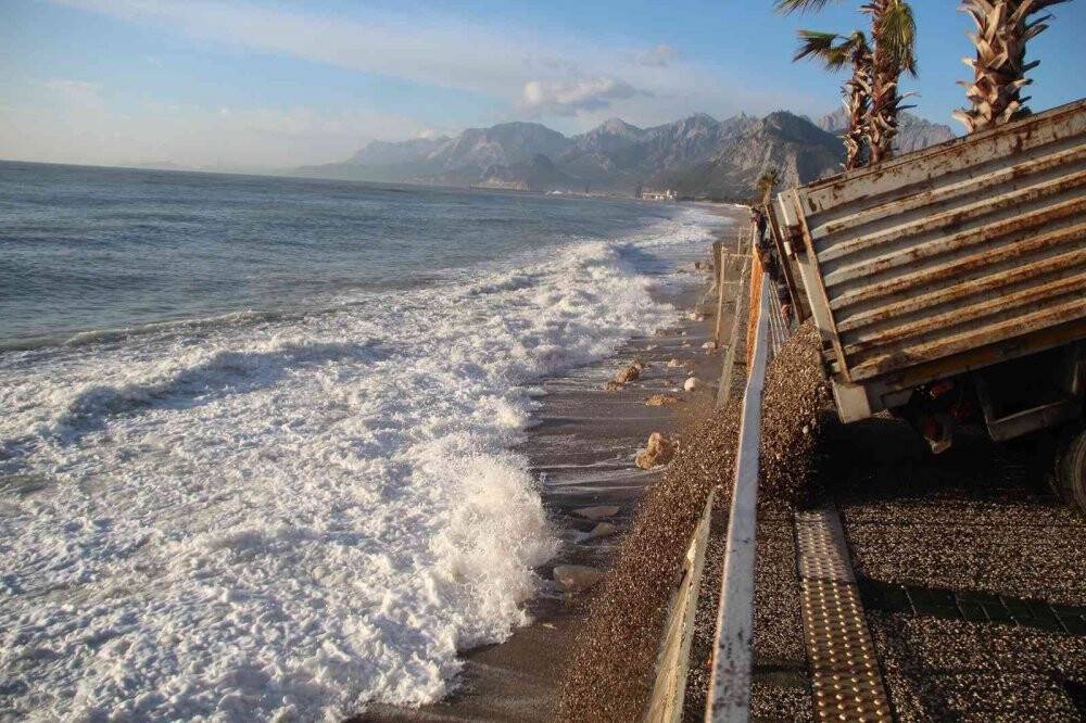 Fırtınanın etkisi gün ağarınca görüldü, dünyaca ünlü sahil savaş alanı gibi!