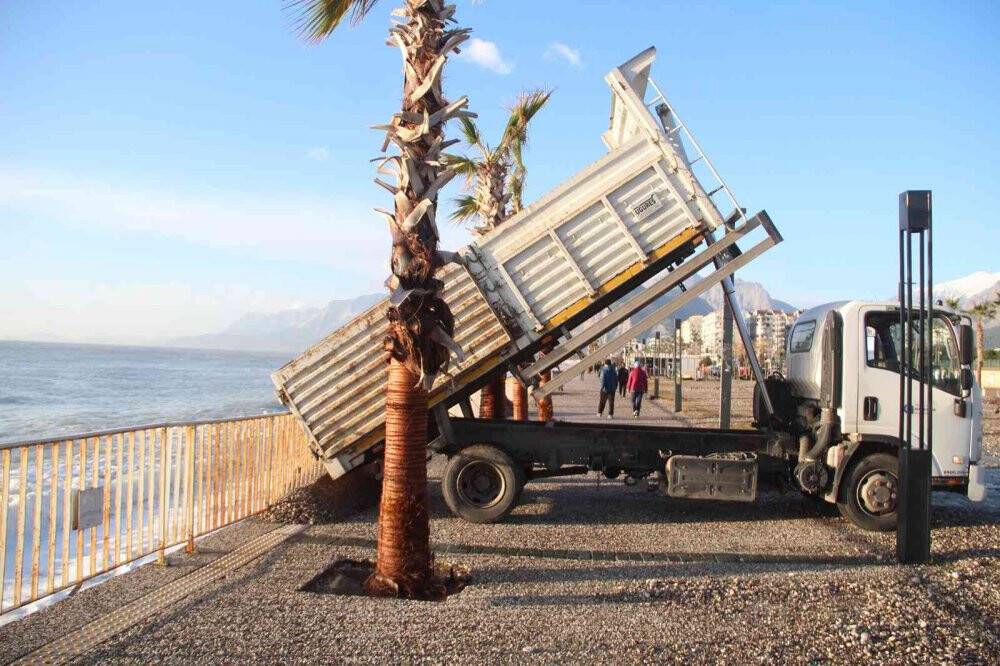 Fırtınanın etkisi gün ağarınca görüldü, dünyaca ünlü sahil savaş alanı gibi!