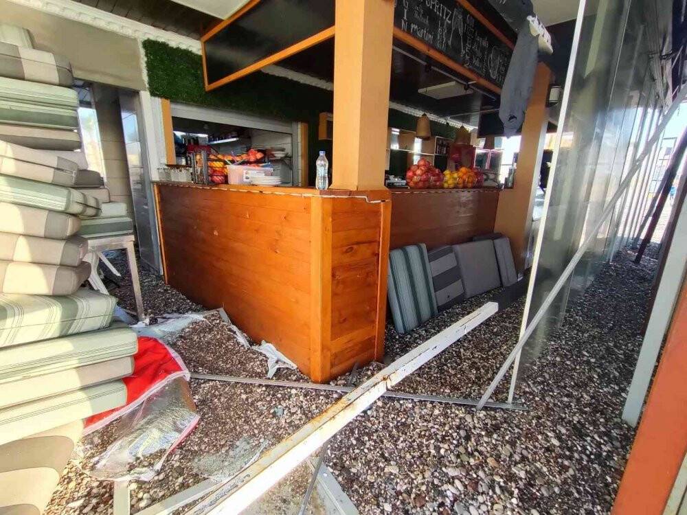 Fırtınanın etkisi gün ağarınca görüldü, dünyaca ünlü sahil savaş alanı gibi!