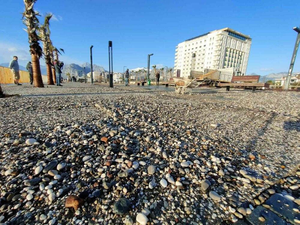 Fırtınanın etkisi gün ağarınca görüldü, dünyaca ünlü sahil savaş alanı gibi!