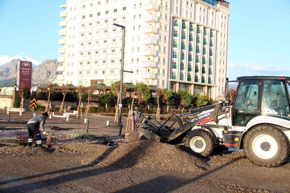 Fırtınanın etkisi gün ağarınca görüldü, dünyaca ünlü sahil savaş alanı gibi!