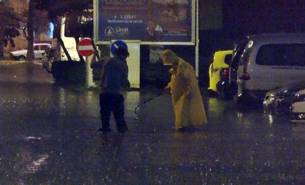 Fırtınanın hızı 153 kilometreye çıktı, şehir felç oldu