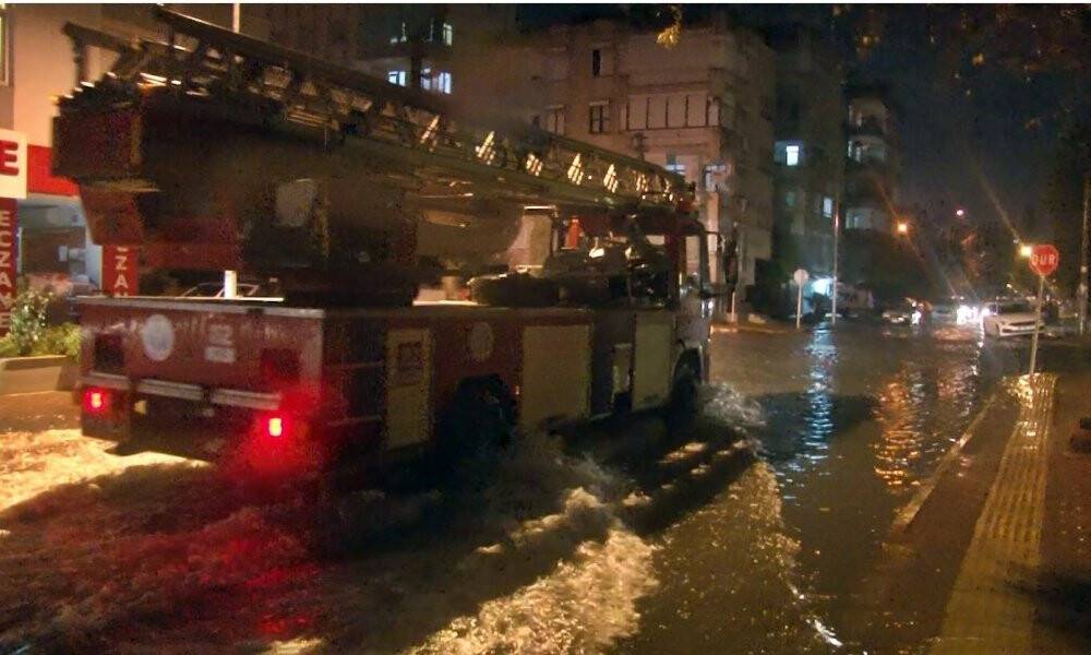 Fırtınanın hızı 153 kilometreye çıktı, şehir felç oldu