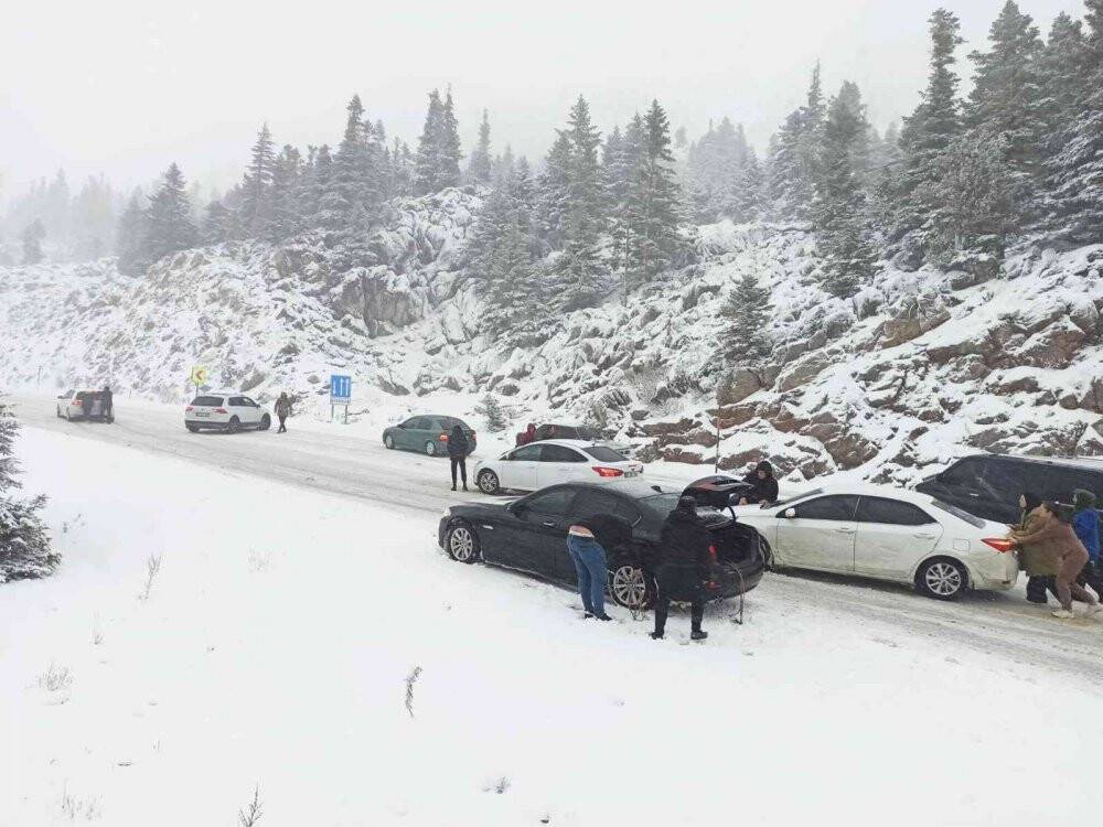 Konya'yı Antalya'ya bağlayan Alacabel'de kar! Sürücülere kış lastiği uyarısı