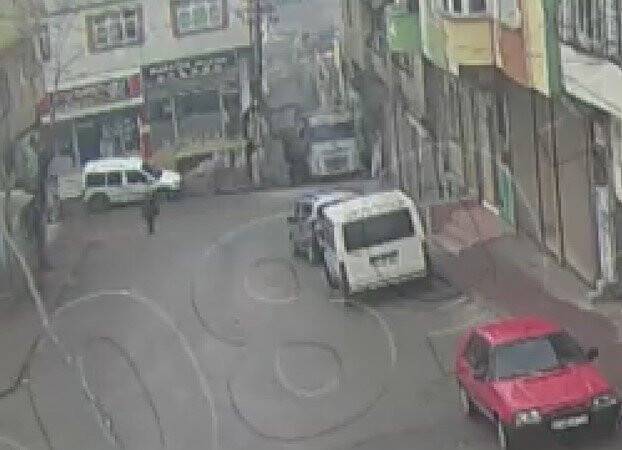 Kum yüklü kamyon bir  eve girdi