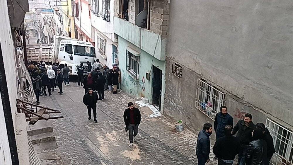 Kum yüklü kamyon bir  eve girdi