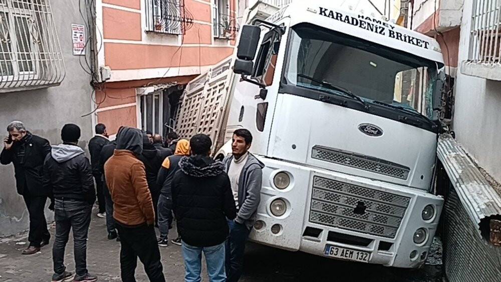 Kum yüklü kamyon bir  eve girdi