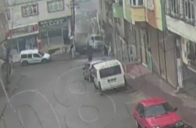 Kum yüklü kamyon bir  eve girdi