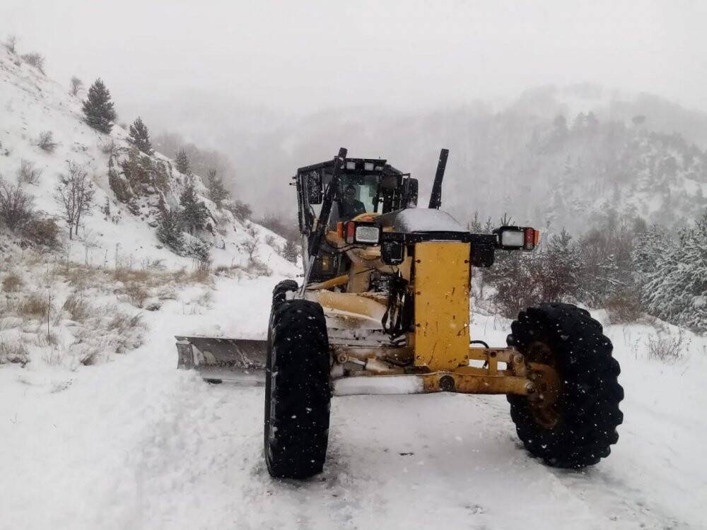 O şehirde kar yağışı nedeniyle 2 yerleşim yeri ulaşıma kapandı