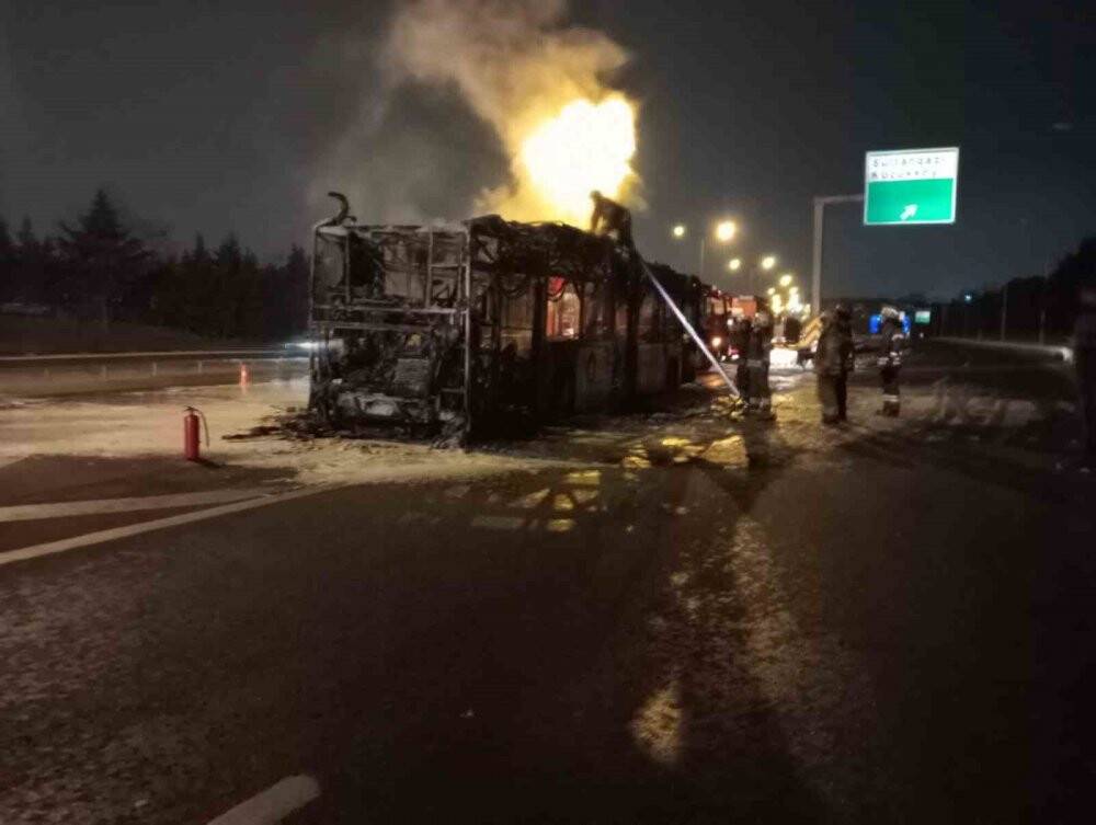 Alev alev yanan İETT otobüsünde patlamalar meydana geldi