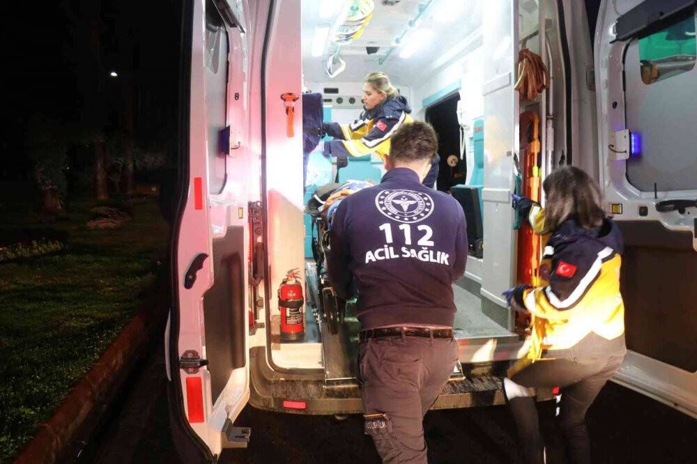 Aydınlatma direğine çarpan otomobilde can pazarı