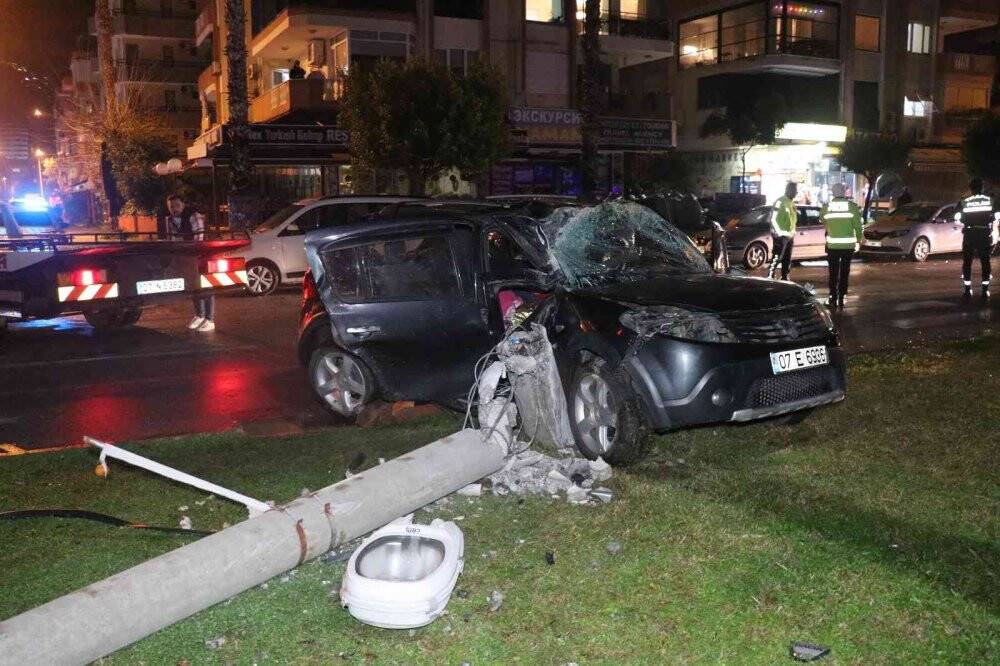 Aydınlatma direğine çarpan otomobilde can pazarı