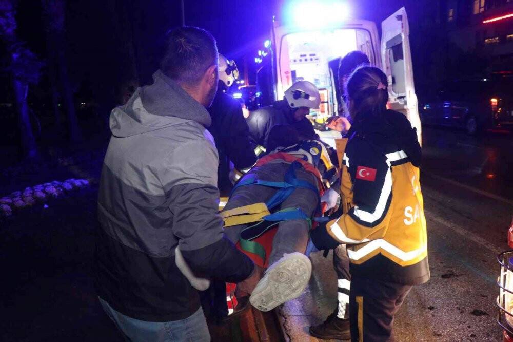 Aydınlatma direğine çarpan otomobilde can pazarı