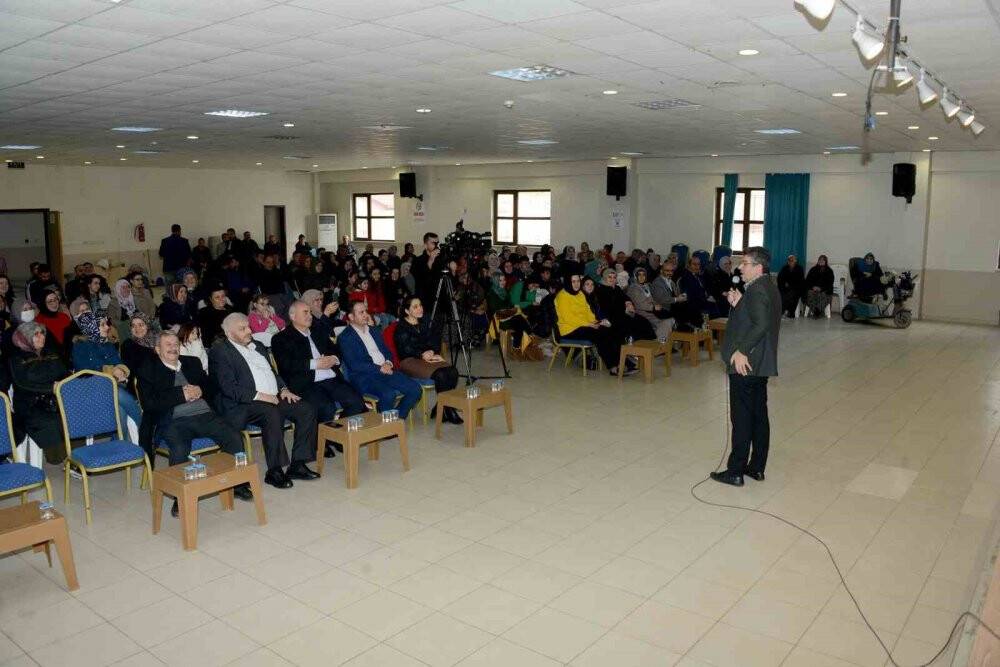 Büyükşehir Belediyesi'nin İlçe Şehir Konferansları sürüyor