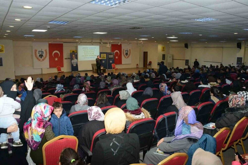 Büyükşehir Belediyesi'nin İlçe Şehir Konferansları sürüyor