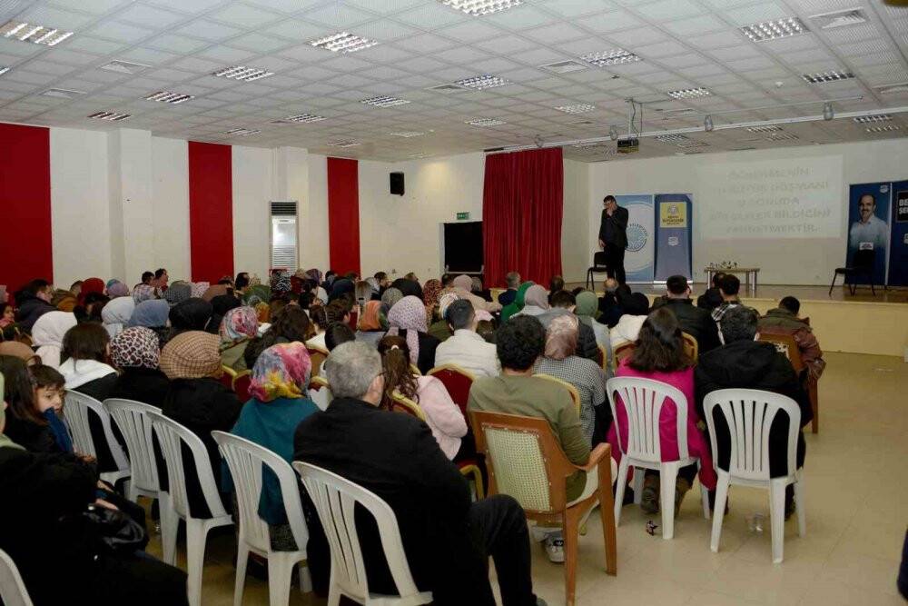 Büyükşehir Belediyesi'nin İlçe Şehir Konferansları sürüyor