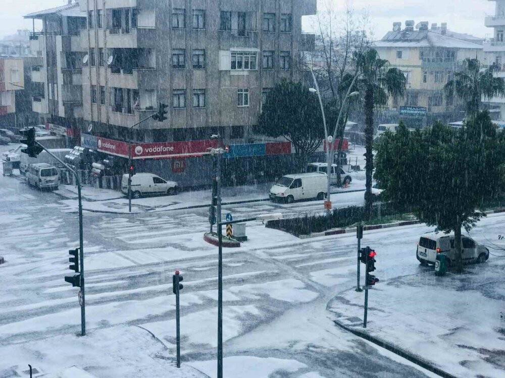 Dolu yağışı o ilçeyi beyaza bürüdü