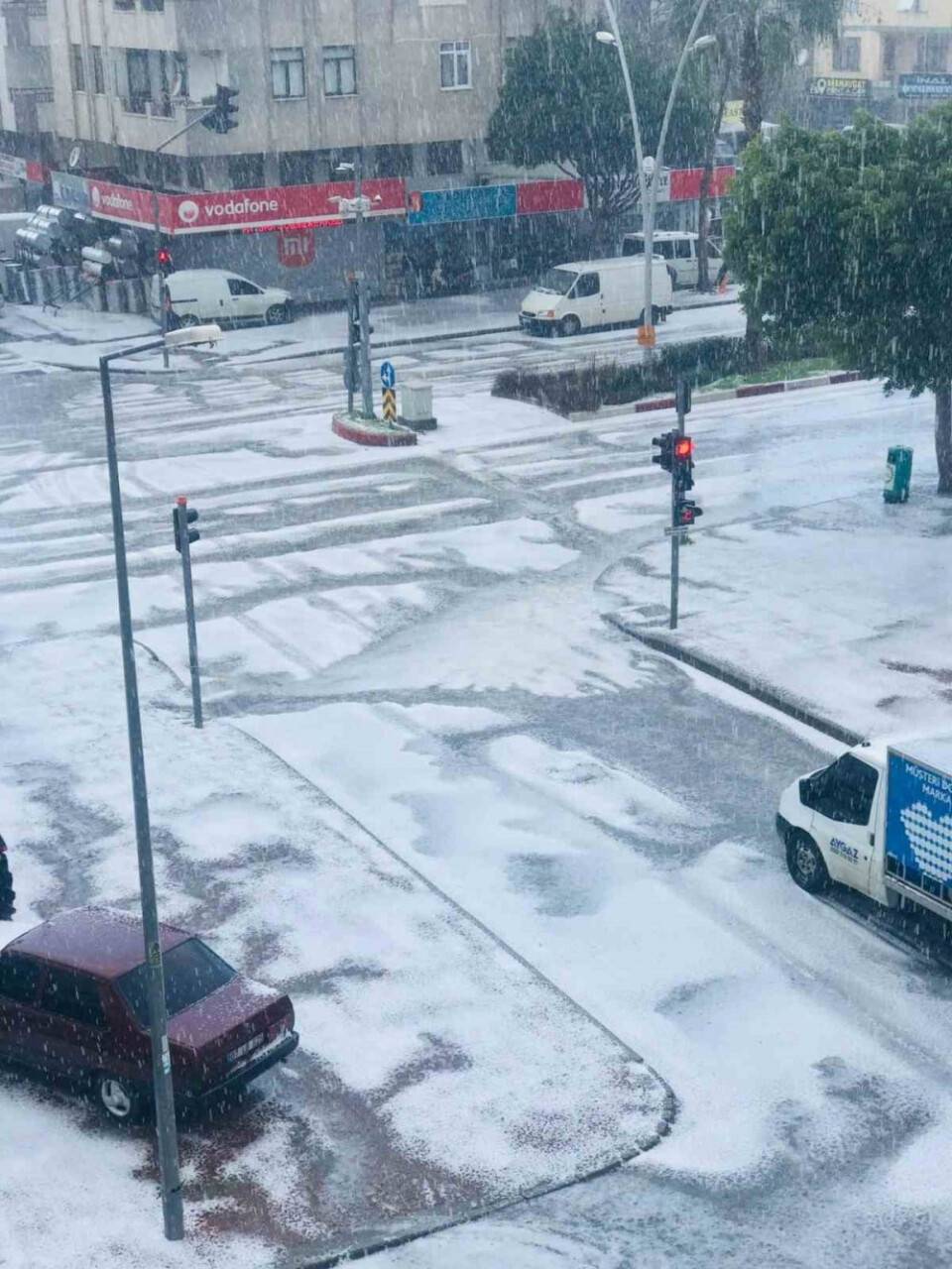 Dolu yağışı o ilçeyi beyaza bürüdü