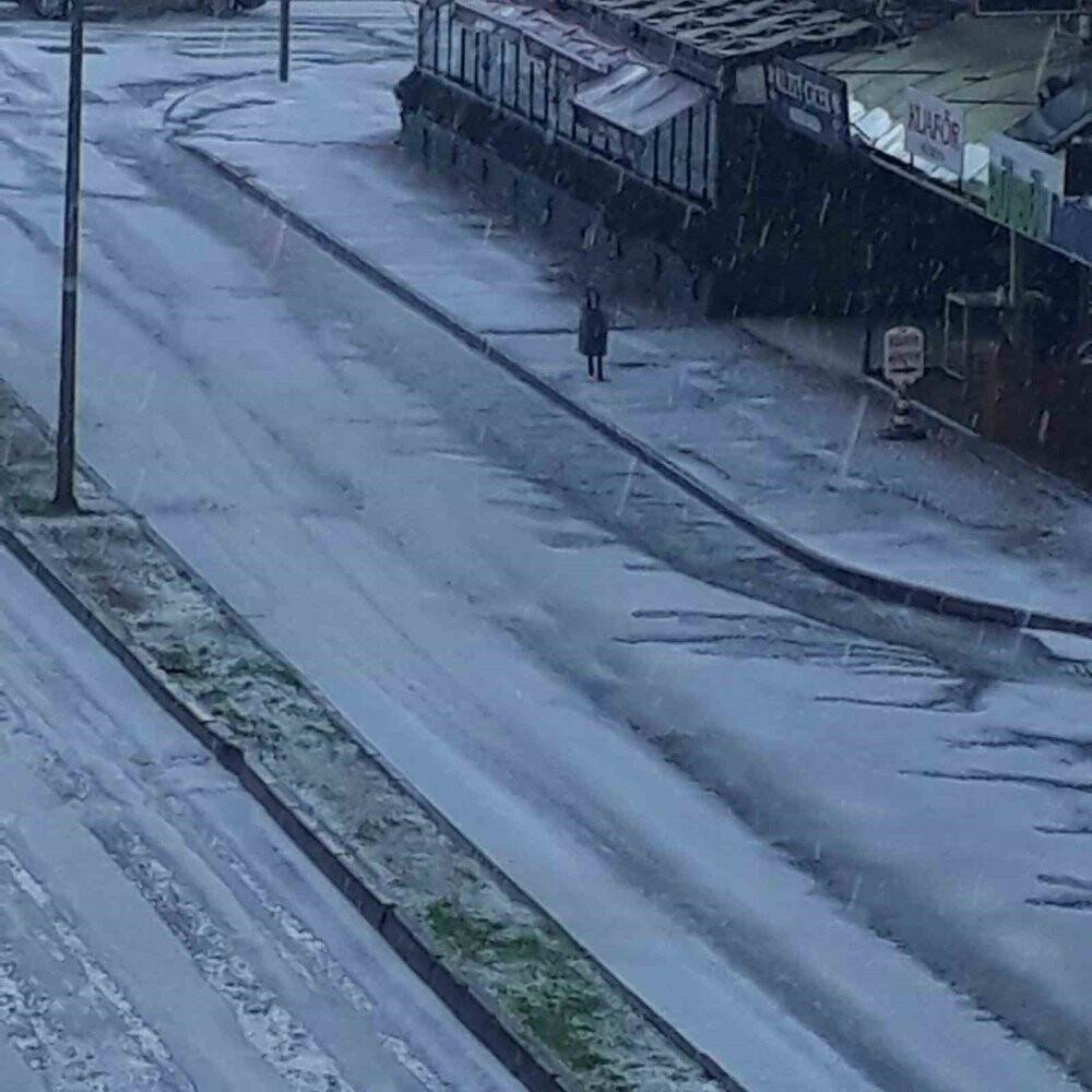 Dolu yağışı o ilçeyi beyaza bürüdü
