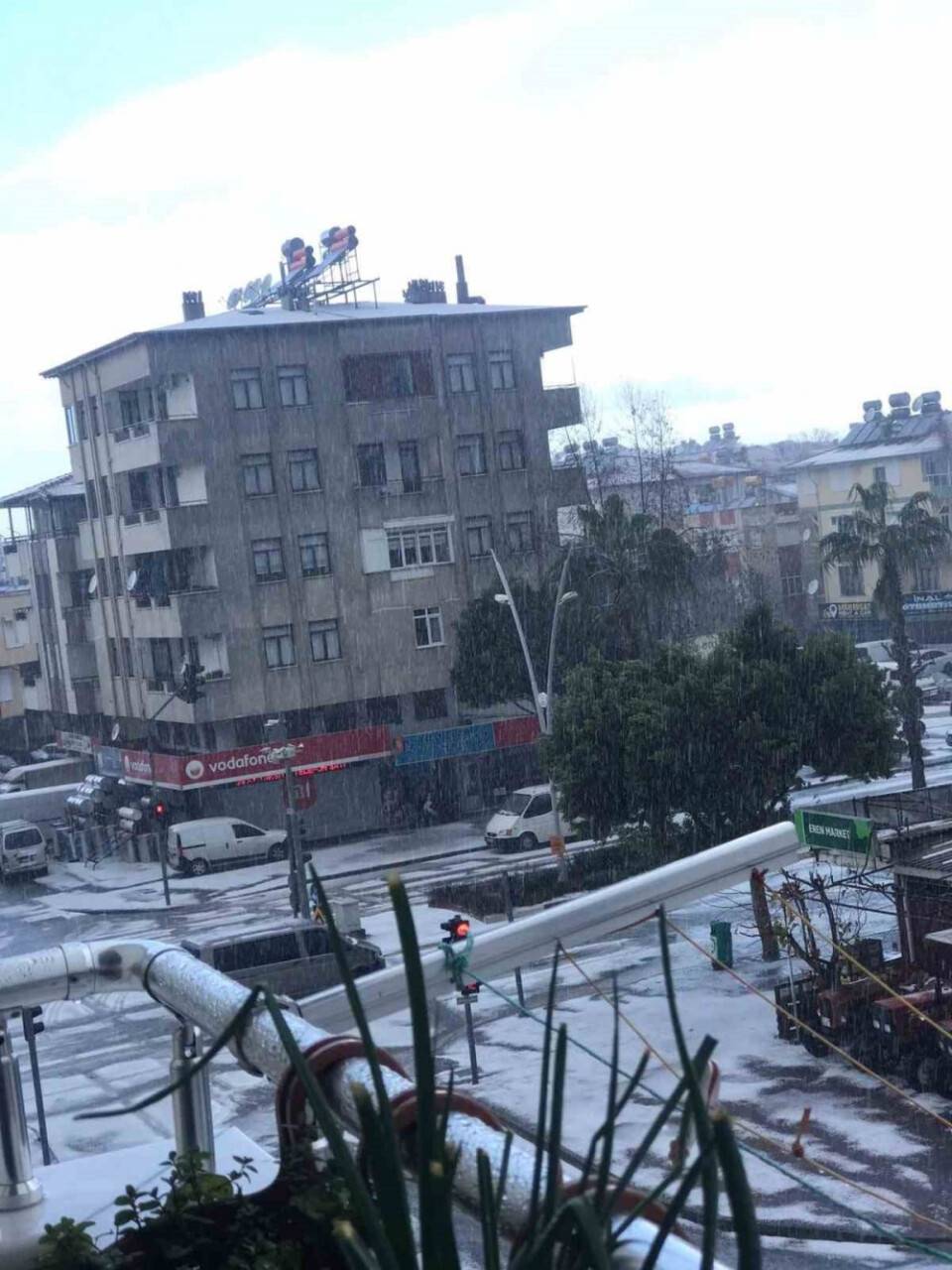 Dolu yağışı o ilçeyi beyaza bürüdü